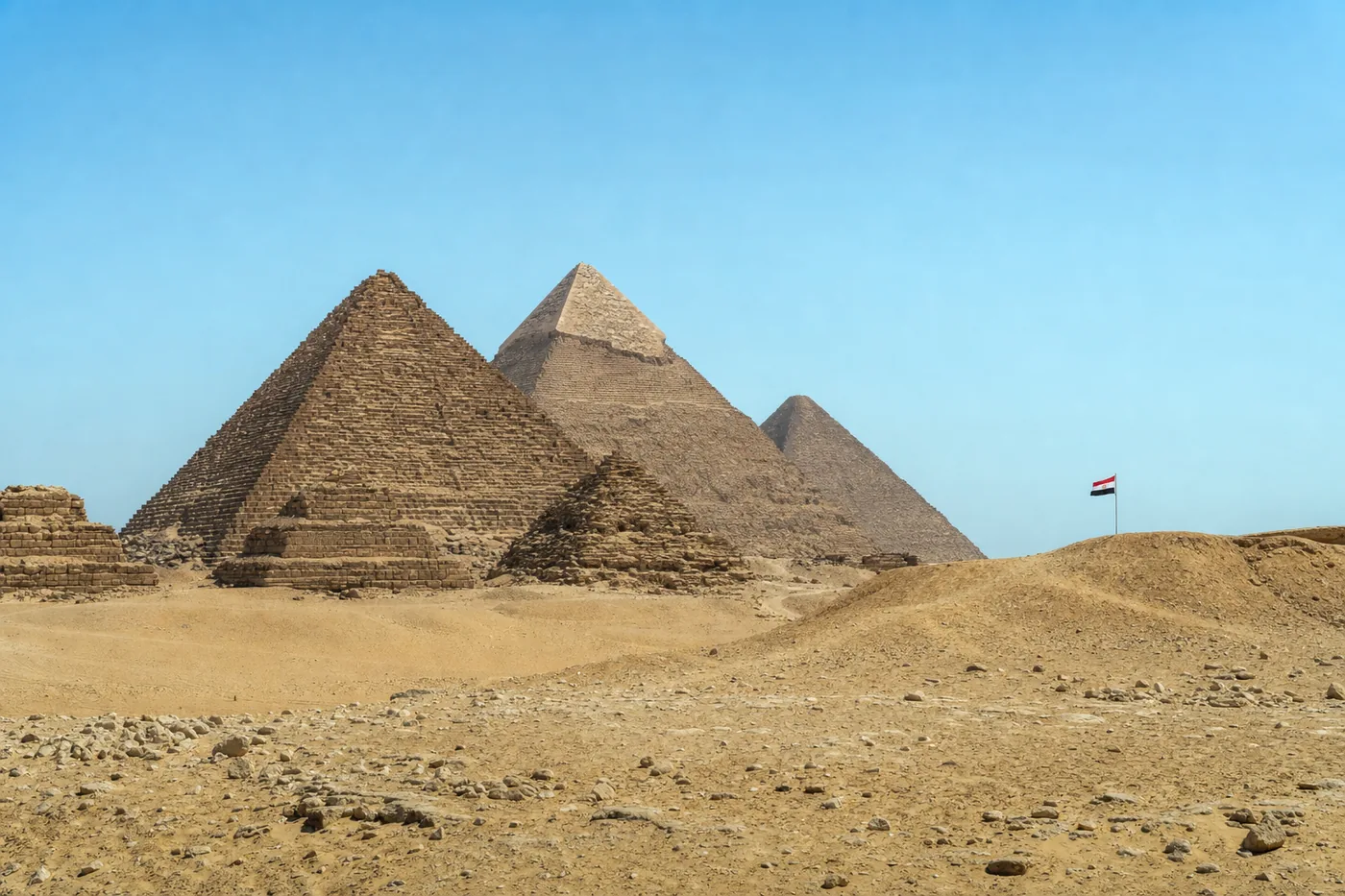 Egypt – famous landmark with the national flag